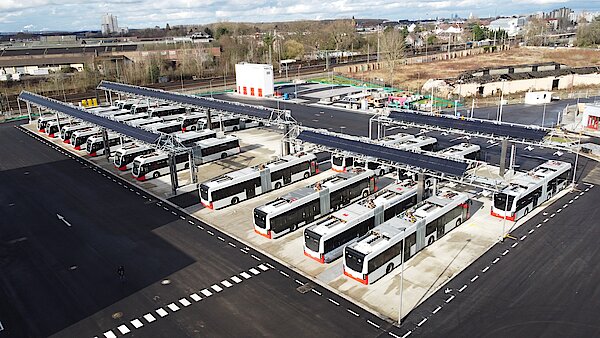 Betriebshof Porz der KVB mit Bussen an E-Tabkstellen